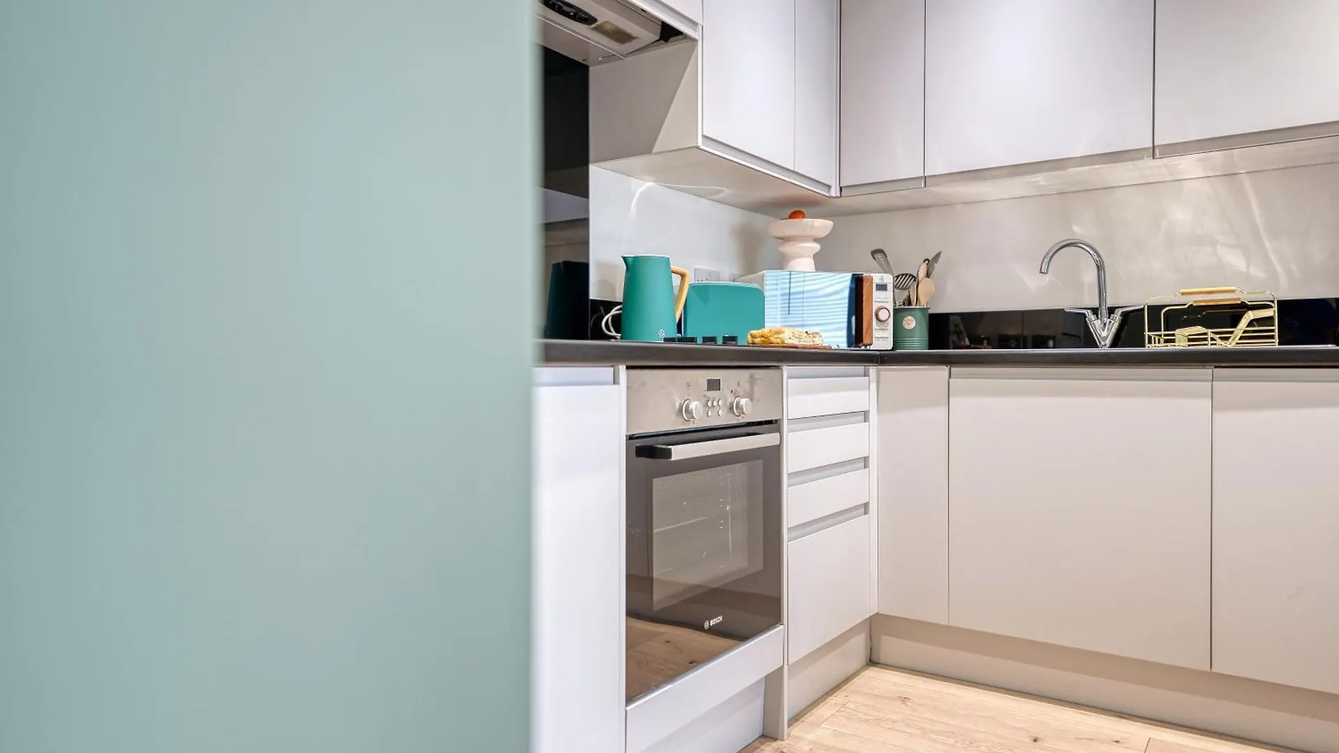 Apartment Ocean Village 1-Bedroom Luxurious, Stylish & Cosy Apartment, Central Location In Southampton, Sleeps 4 - Summer Special Offer! - By Blue Puffin Stays