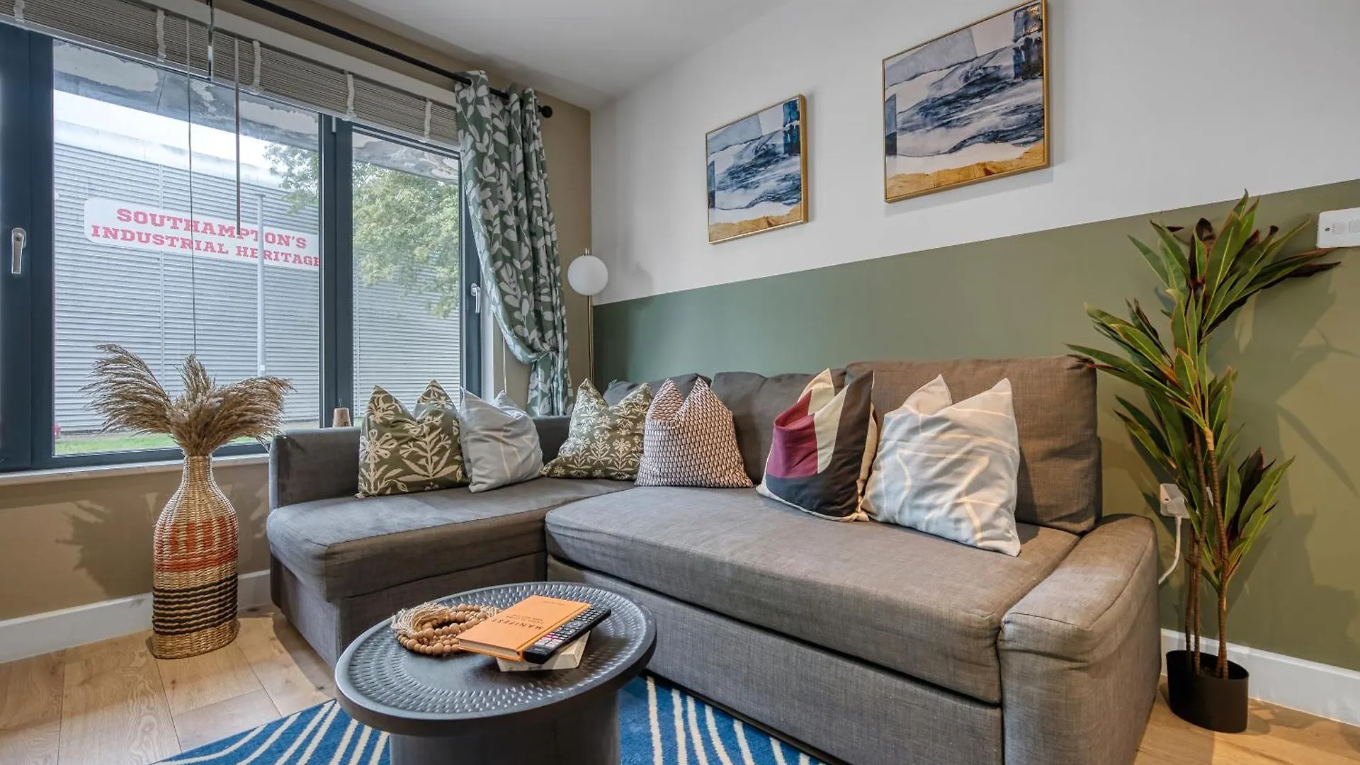 Ocean Village 1-Bedroom Luxurious, Stylish & Cosy Apartment, Central Location In Southampton, Sleeps 4 - Summer Special Offer! - By Blue Puffin Stays Southampton