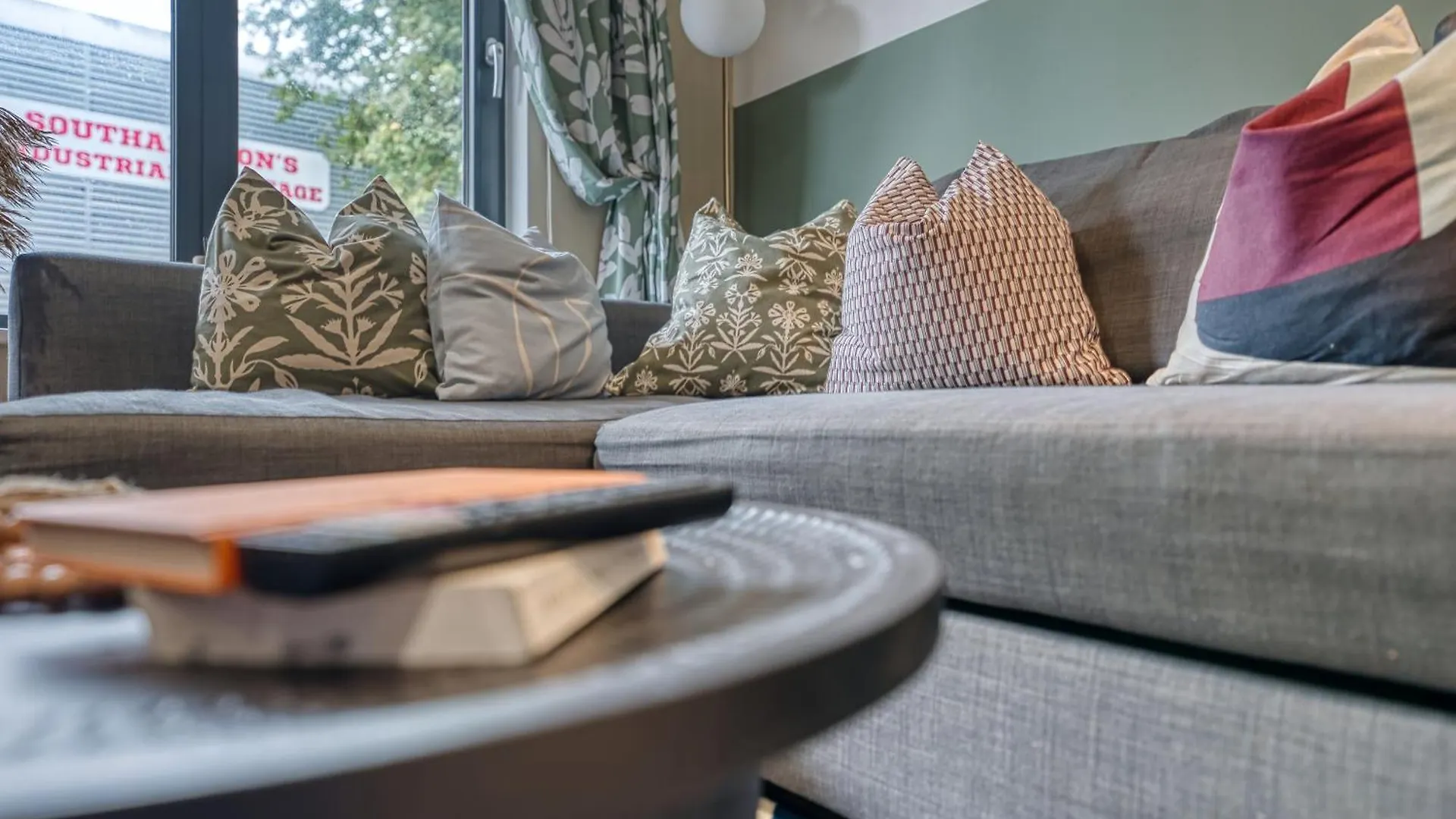 Ocean Village 1-Bedroom Luxurious, Stylish & Cosy Apartment, Central Location In Southampton, Sleeps 4 - Summer Special Offer! - By Blue Puffin Stays 0*, Southampton Wielka Brytania