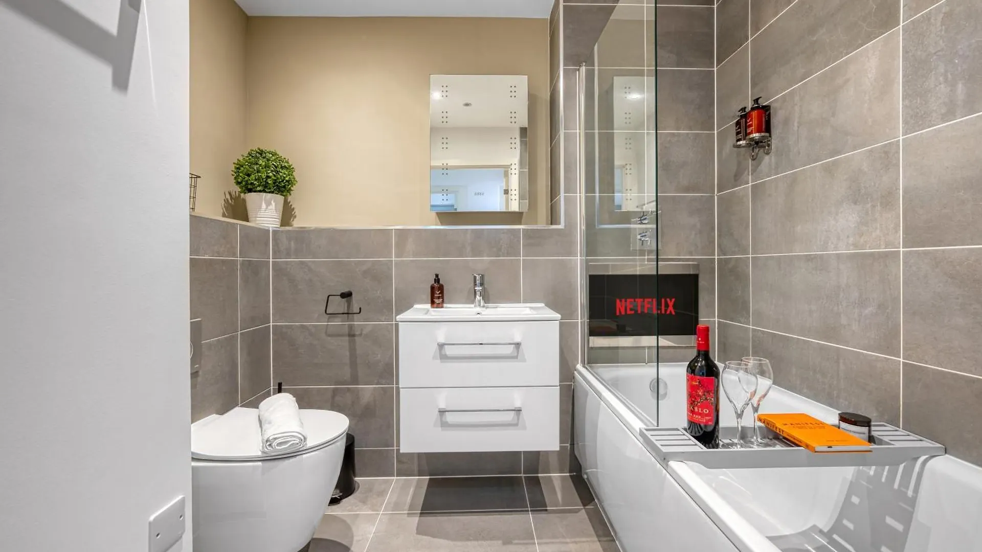 Apartament Ocean Village 1-Bedroom Luxurious, Stylish & Cosy Apartment, Central Location In Southampton, Sleeps 4 - Summer Special Offer! - By Blue Puffin Stays Wielka Brytania